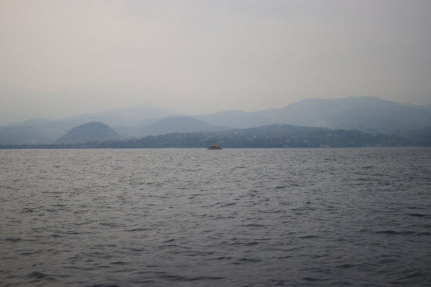 从渔船上看到的海景与山的剪影在下午的佩拉布汉拉图Sukabumi，印度尼西亚。图片下载