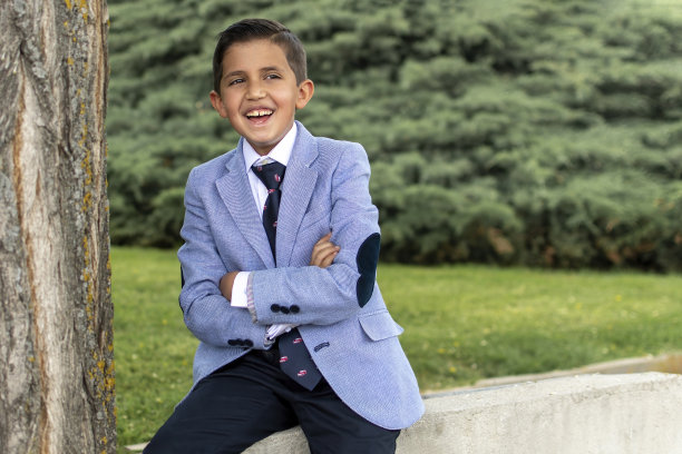 穿着正装的男生笑着自信的西班牙裔图片下载