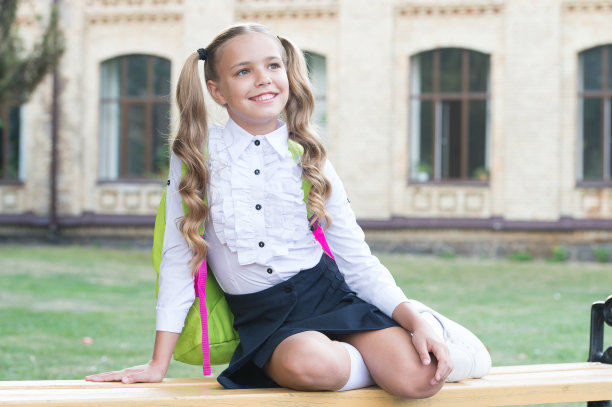 女童小学小学生快乐上学，成功未来理念图片下载