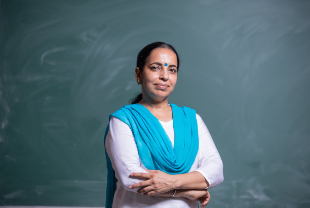 印度教师站在黑板前的肖像图片下载