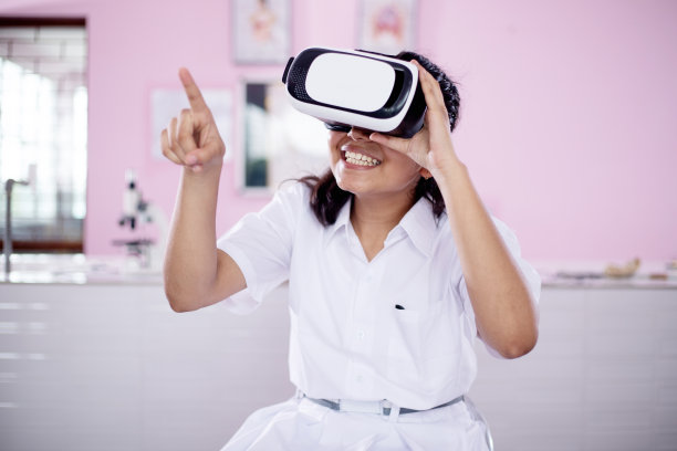 学生使用虚拟现实眼镜进行新的教育学习图片下载