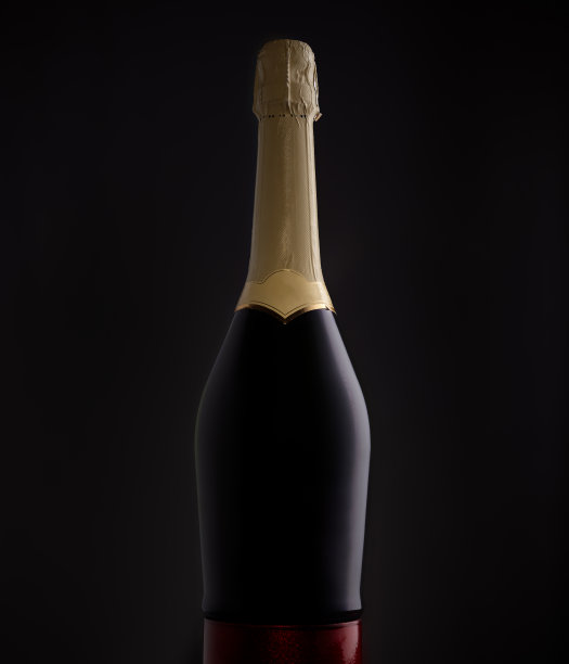气泡酒瓶轮廓孤立在黑暗的背景图片下载