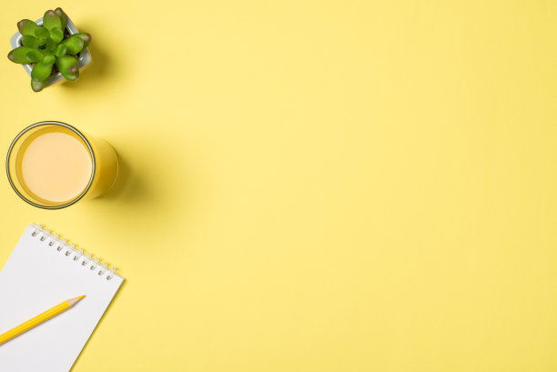 俯视图照片的果汁花盆和黄色的小提醒上孤立的粉彩黄色背景与空白图片下载