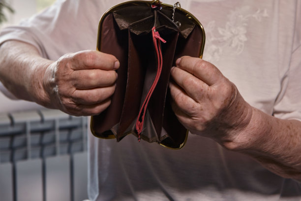 年长的女人数着钱。一位白发苍苍的白种老妇人从钱包里拿出钱，数了数。老手手里拿着钞票。图片下载