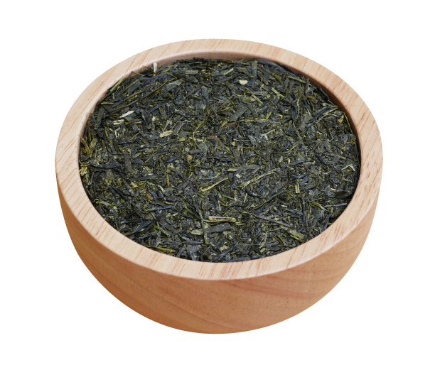 干燥的传统有机日本绿茶叶在木碗孤立在白色的背景修剪路径包括图片下载