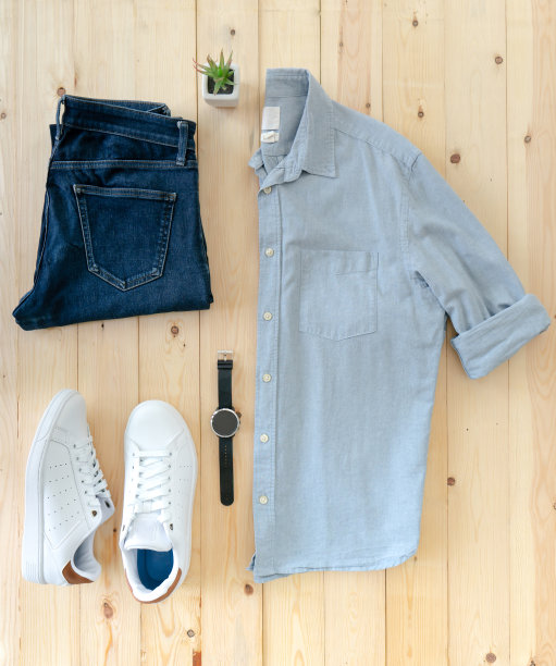 把男人的衣服和其他东西扔在地上图片下载