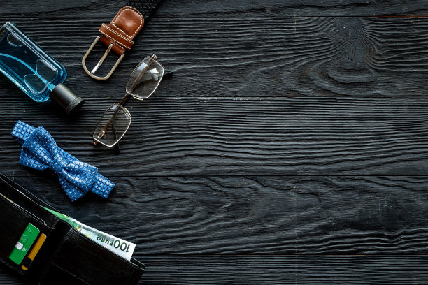 男士服装及配饰布局。商务人员办公室桌子俯视图图片下载