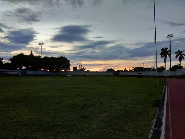 平静的天空图片下载