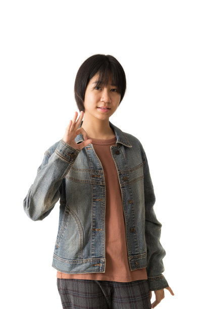 快乐的亚洲青少年显示OK标志，孤立在白色背景上。图片下载