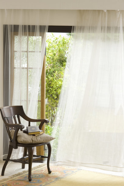 椅子和窗帘图片下载