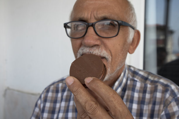 老人们拿着巧克力饼干图片下载