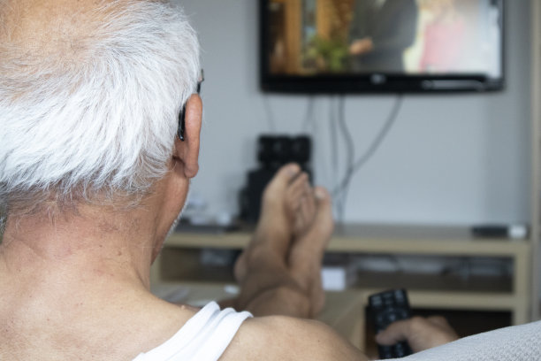 老人在家里看电视图片下载