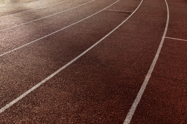 为比赛背景的体育场内跑步跑道为棕色、橙色、红色图片下载