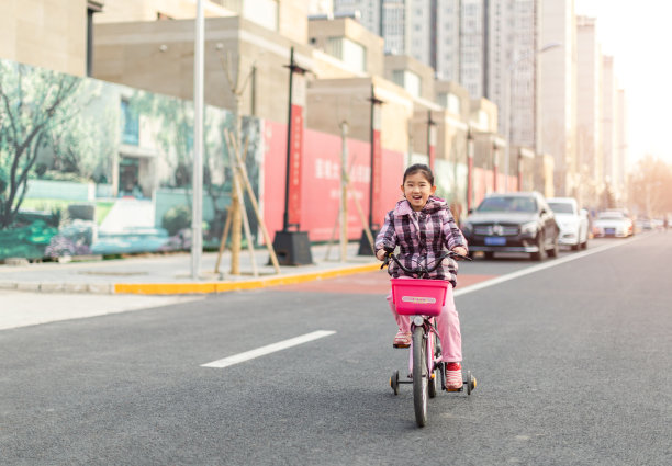 小女孩在路上骑自行车图片下载