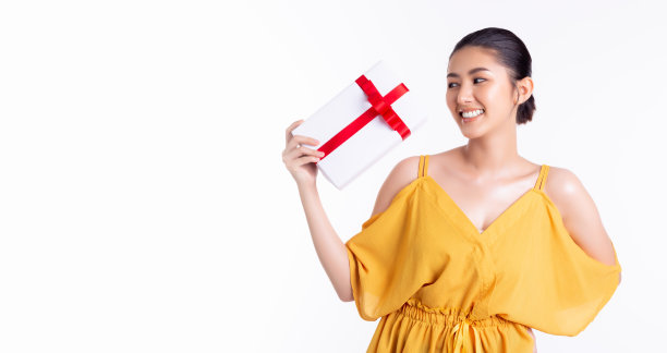 快乐年轻的亚洲女人拿着生日礼盒和得到幸福站在孤立的白色背景美丽的亚洲女孩快乐的微笑持有新年礼盒礼物用于广告图片下载