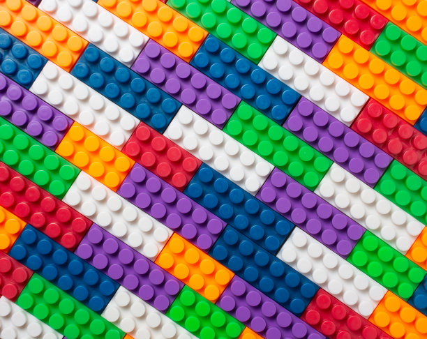 背景由塑料多色块构成。孩子们的设计师。图片下载