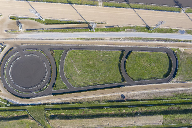 鸟瞰图veliefendi，赛马跑道在伊斯坦布尔，土耳其。跑道鸟瞰图图片下载