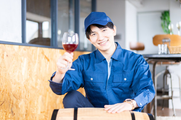 酿酒师生产他的特殊葡萄酒图片下载