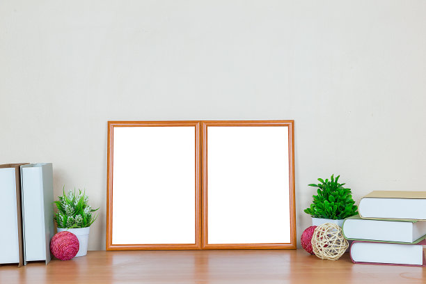 模拟棕色的相框模板的地方图像或文字在木头桌子上的一棵小树。图片下载