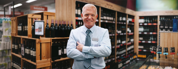 成功的葡萄酒商店老板图片下载