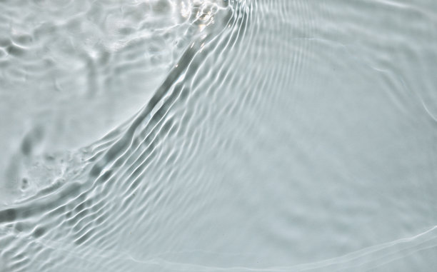 灰白色液体颜色清澈的水面纹理与飞溅泡沫。模糊透明清澈的水波浪在阳光。时髦的夏日异国旗帜。图片下载