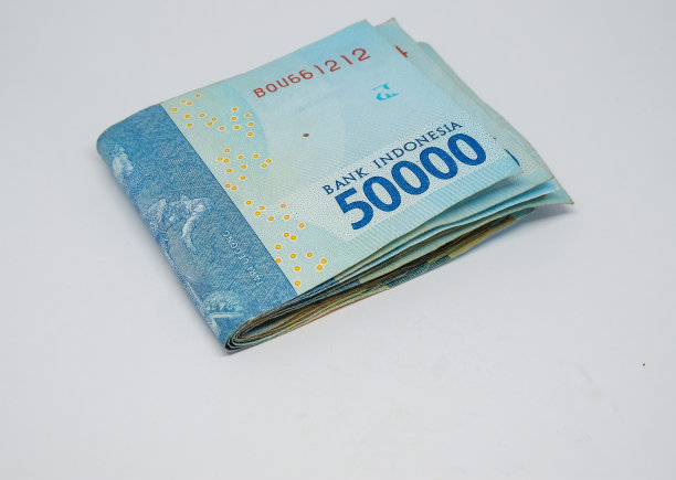 印尼5万张钞票，孤立在白色背景上图片下载