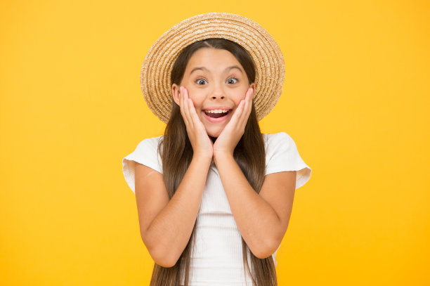 应用合适的防晒霜。少女夏季时装。草帽小美人。儿童沙滩风格。旅行的衣柜。巴拿马草帽今夏会很有用。暑假。夏季保健图片下载