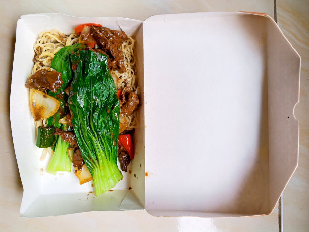 纸盒里的芥末叶面条照片图片下载
