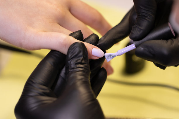 联合修甲过程中对指甲涂指甲油阶段。美容护理理念图片下载