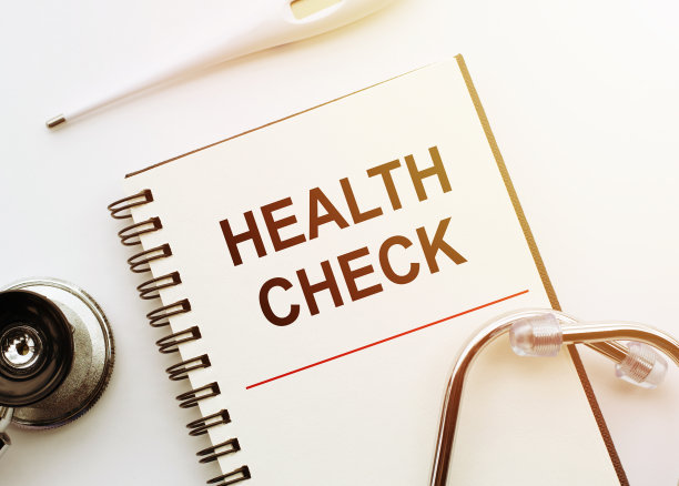 用听诊器和体温计将健康检查记录在医疗本子上图片下载