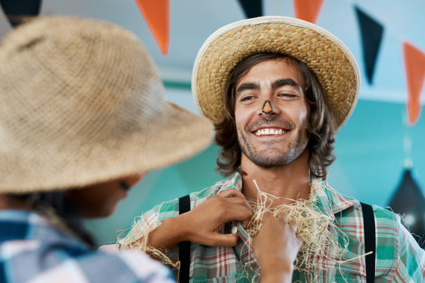 这是一对年轻夫妇在家里为万圣节打扮的照片图片下载