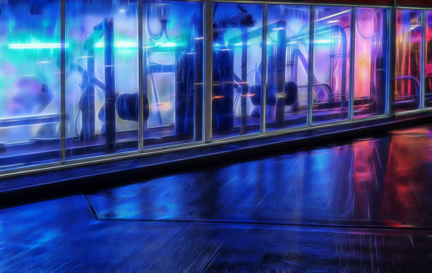 湿漉漉的洗车夜，霓虹蓝色和红色的反光图片下载