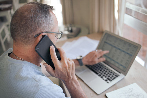 一张成熟男人用智能手机打电话的照片图片下载