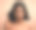 在棕色背景前摆姿势的年轻漂亮女子肖像图片下载