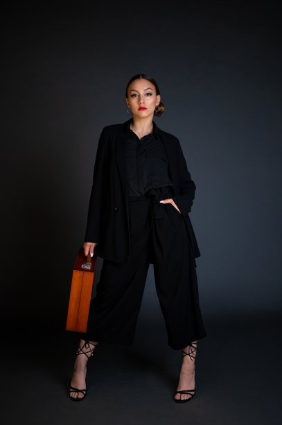 摄影棚里拍的是一个拿着木箱的年轻女子图片下载