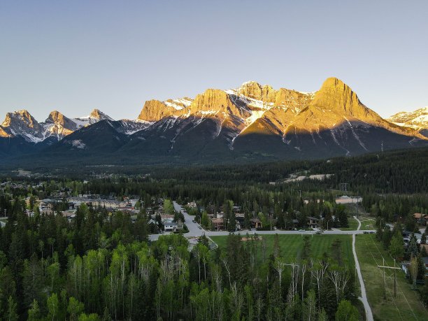 阿尔伯塔坎摩尔的落基山脉图片下载