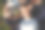 快乐的年轻人躺在公园的毯子上图片下载