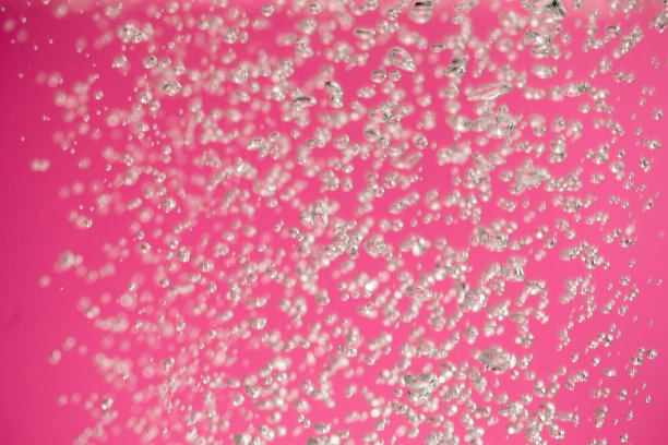 粉红色背景下的气泡水下图片下载