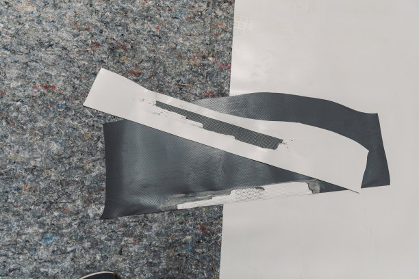 工人准备屋顶用土工布，并覆盖PVC合成膜图片下载