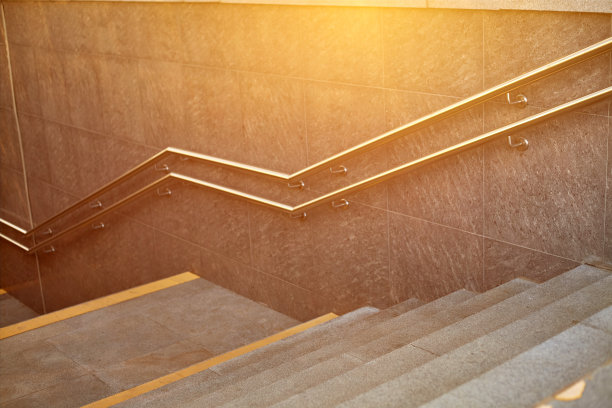 现代的地下通道。前面是台阶和扶手。走廊的墙壁和地板都用花岗岩装饰。图片下载