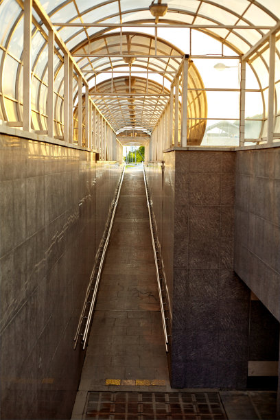 现代的地下通道。走廊的墙壁和地板都用花岗岩装饰。图片下载
