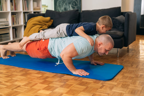 父亲和儿子在家里图片下载