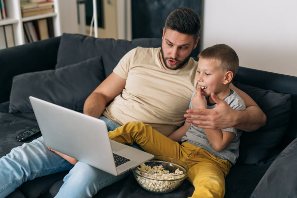 父亲和儿子在家里图片下载