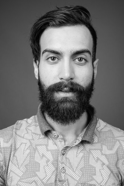 英俊波斯男人的单色肖像，灰色背景图片下载