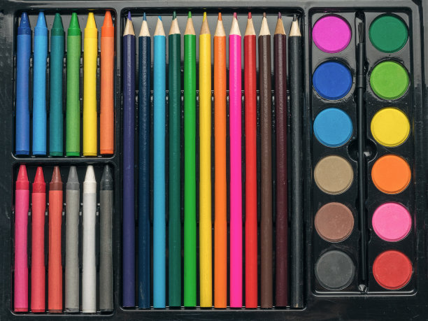 艺术家的一套颜料，蜡笔和铅笔特写。图片下载