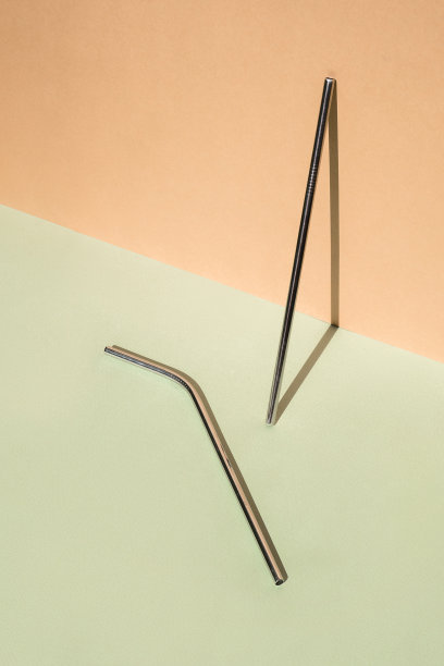 一套可重复使用的钢制饮用吸管，金属色，绿色和米色背景。可持续生活方式的概念。零浪费，无塑料物品。停止塑料图片下载