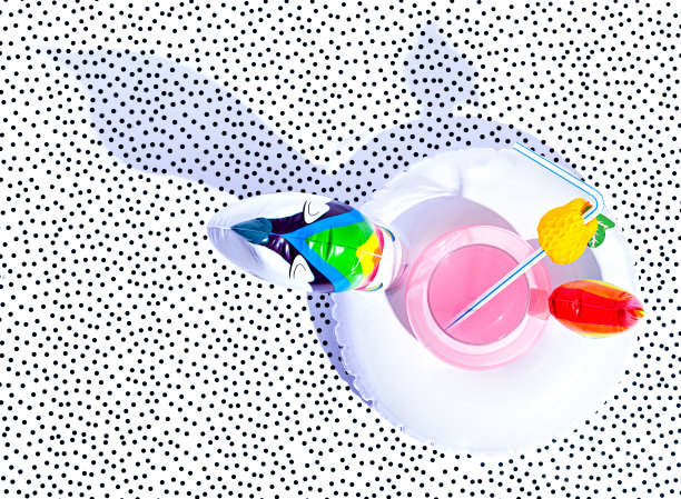 独角兽充气玩具。海滩度假的概念。海，伞，饮，棕榈影，幸福快乐。图片下载