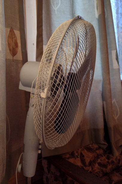 木制凉亭房间里的电扇图片下载