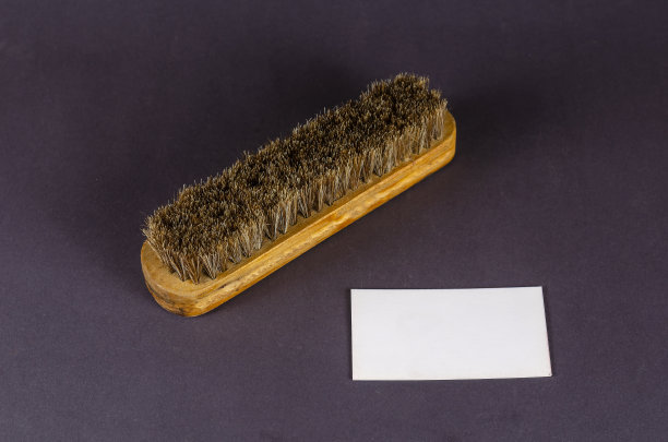 衣服上的刷子清洁剂和灰色ba上的空白名片图片下载