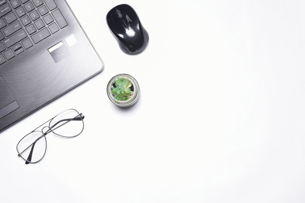 办公室的桌子上。图片下载